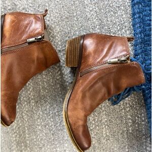 Woman’s ankle boots with zip — so cute - lt chestnut brown / distressed look